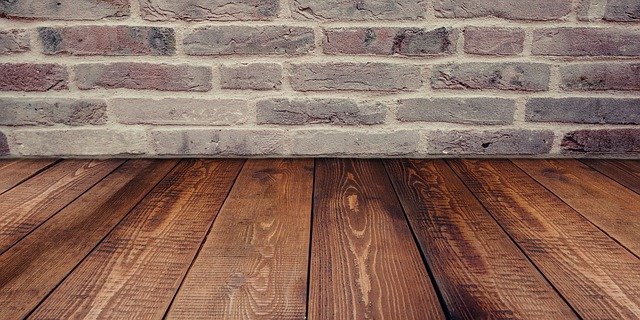 dřevěná podlaha a kamenná zeď